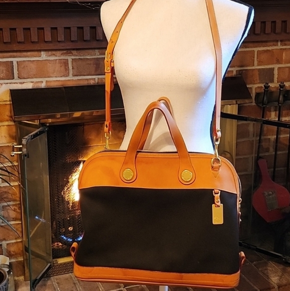 Dooney & Bourke Handbags - SALE💥Large Dooney & Bourke Purse